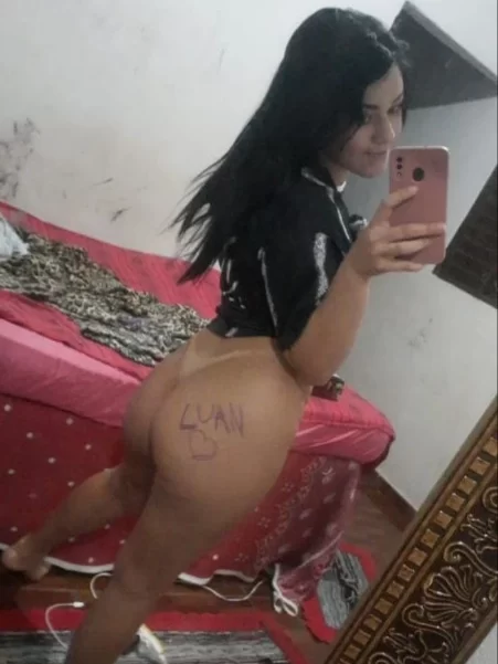 Novinha safada mostrando nome do namorado escrito no seu corpo