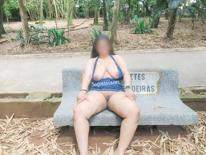 Casada exibicionista deliciosa nua na praça. 